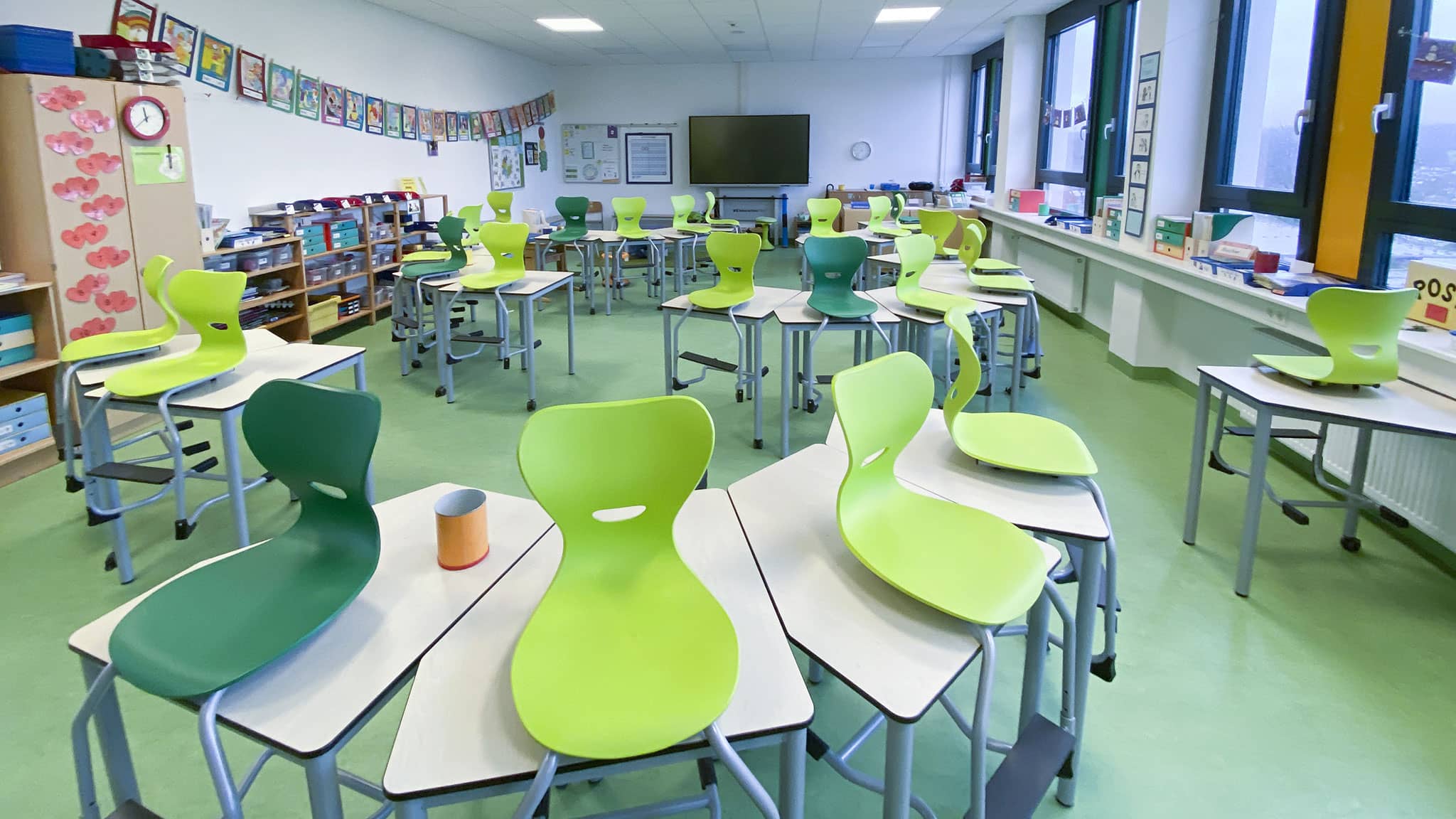 Klassenzimmer einer Schule in Herscheid mit platzsparenden Schultischen und -stühlen von EinrichtWerk